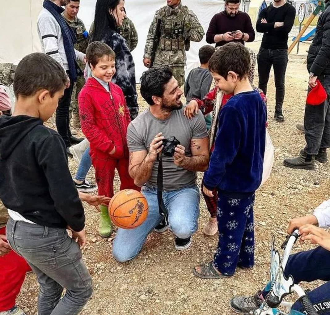 Michele Morrone Hatay'da depremzedeleri ziyaret etti 4